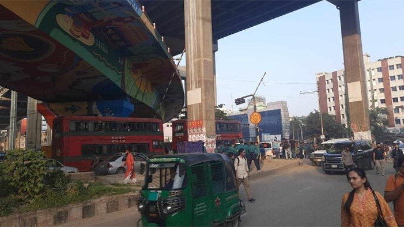 ৫ ঘন্টা পর সড়ক ছাড়লেন শিক্ষার্থীরা, যান চলাচল শুরু